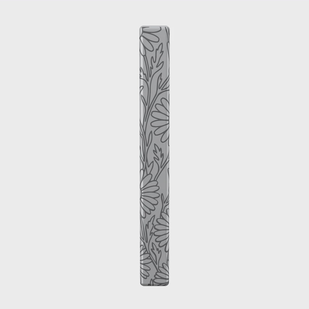April Daisy necklace in stainless steel, 360 rotation video