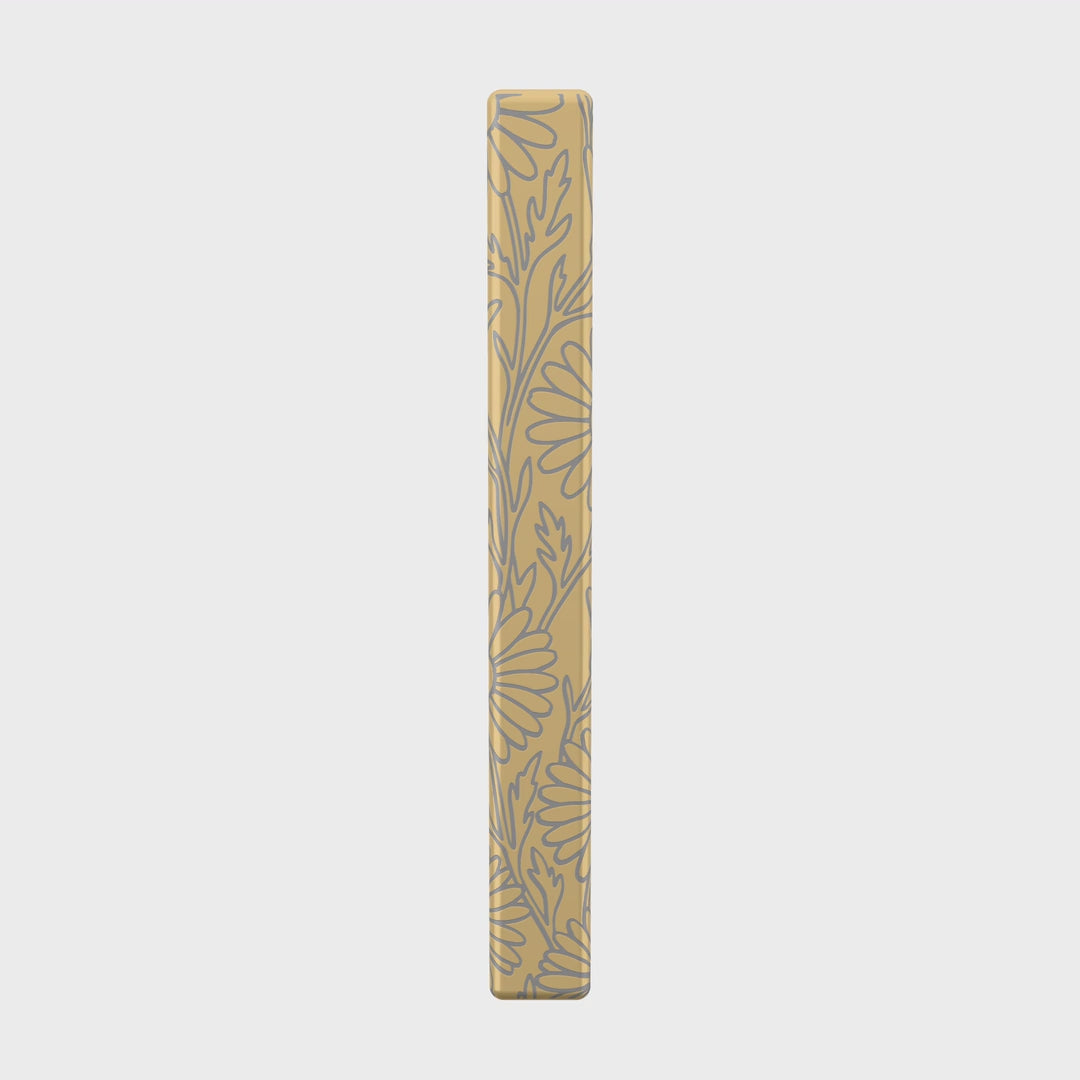 April Daisy necklace in 14K gold plated, 360 rotation video